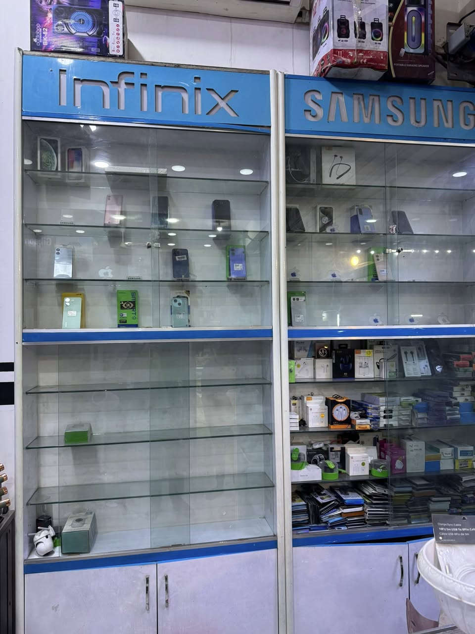 فاترينات عدد ٢  ام جام رتفاع ٣ متر وعرض ١٢٠ 
سعر القطعه ١٥٠ 
مكاني بغداد رقم ***********
