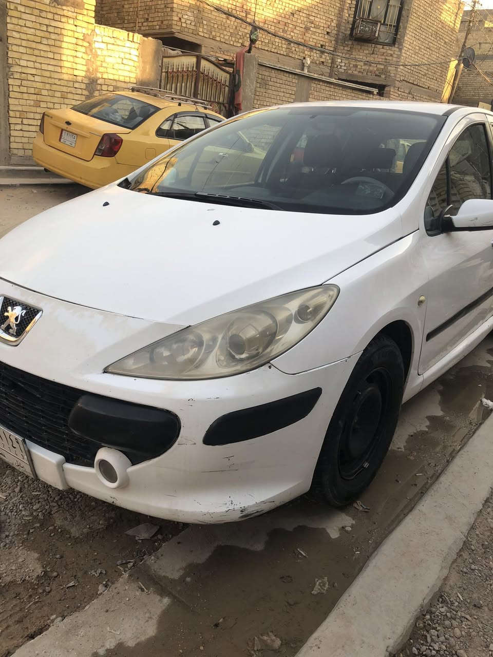 السلام عليكم/ بيجو ٣٠٧ موديل ٢٠٠٦ رقم بابل مشروع وطني محرك مكفول كير جديد بعده بالضمان مشط جديد ضمان سلف جديد فيت بن كامل جديد بيهه ضربه جاملغ خلفي موضحه بالتصوير السعر ٤٢ وبيها مجال للاستفسار *********** بغداد البلديات
