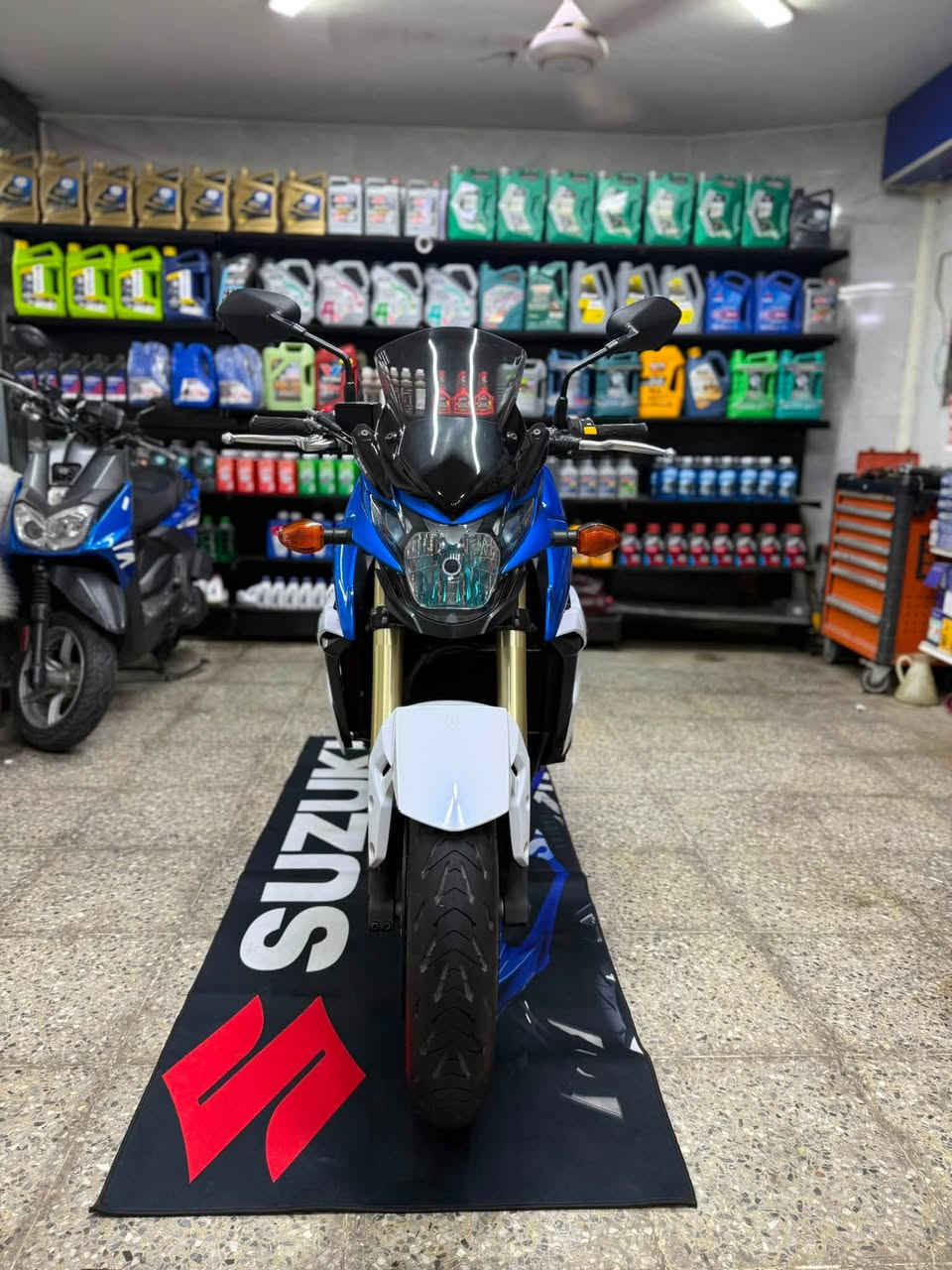 Suzuki GSR 750 2017
ياباني كفالة عامة الدراجة مكينة وكفر بلاد ابيع على ورقة المزاد 
بيها زوج تايرات مشلن مال وكالة زنون بلادي سويچات ثنين نظام اي بي اس الدراجة مثل مموضح بالصور خير من الله وجديدة دراجة العنوان بالبنوك أو الاعظمية 
الشراي يتصل *********** ✅
