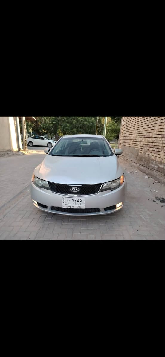 سلام عليكم كيا سيراتو موديل 2009 خليجي بيه ضربه من كدام جاملغين وبنيد وبيه جاملغ خلفي باقي السياره لاضربه ولاشي قماره وتكم كفاله ابيعه هيج كدامك تجي تكلبه وتاخذه سياره رقمه بغداد الاماني بسمي ثاني يوم احولك مكينه ١٦٠٠ مكينه كير نضيفات تبريد ثلج حداديه نضيفه السعر 63 وبيه مجال لشراي الاستفسار اكثر اتصل *********** مكان السياره كربلاء
