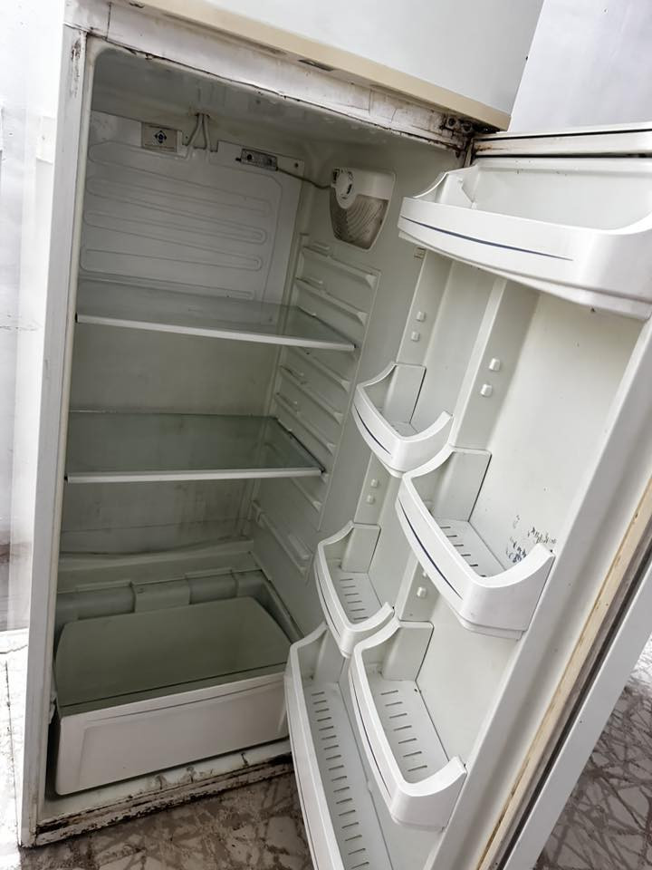 للبيع سعره١٥٠ وبيهه مجال  للطيبين شغاله مابيهه اي عيب فقط ناقص رف واحد مكسور  تجميد فول ١٠٠٪؜ عنواني دوميز. ***********
