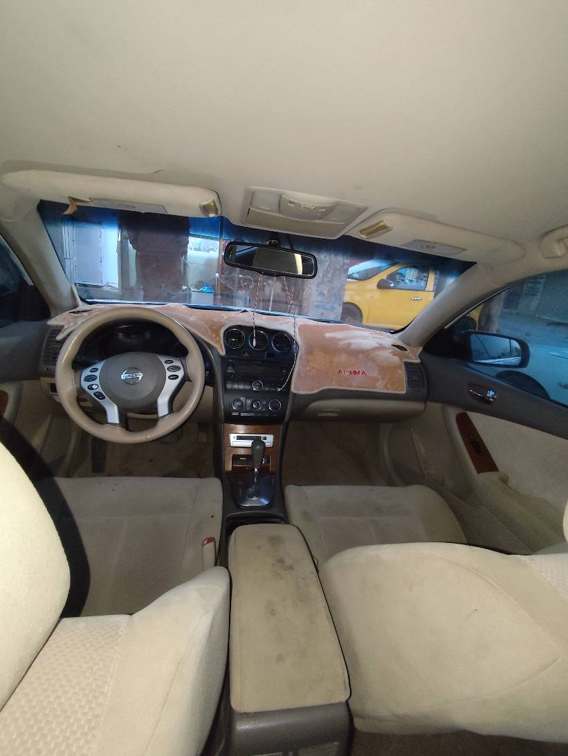 نیسان ئاڵتیما 2008 خلیجی 
سەیارەكە بڕاوەیە  زۆر خاوێن و بێ مەسرەفە
بەردی ساڵۆنسای تێدایە بەنزین زۆركەم دەخوات
بەسمەیە و چوار تایەی نوێی لەبنە
گێڕ و مەكینەی بەشەرتە  و گێڕی دەبڵ  
ماڵی دۆستە و سەیارەی ماڵەوەیە كامل مەسروف كراوە 
گۆڕیننەو بەس ئەڤەنتی یان شاهینە
شوێن رانیە 
*********** رانية, السليمانية
