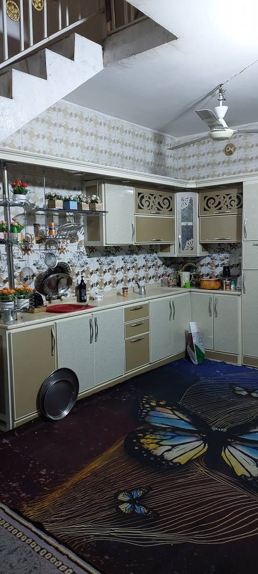 بيت للبيع مطلوب قرض تنطي مقدمه 60 وللمصرف 20 مساحته 100 متر طابق ونص غرفتين نوم واستقبال وهول ومطبخ وصحيات مكان البيت بغداد الحسينية منطقة ال5000 قرب السوق الكبير بشارع المختار *********** ..
