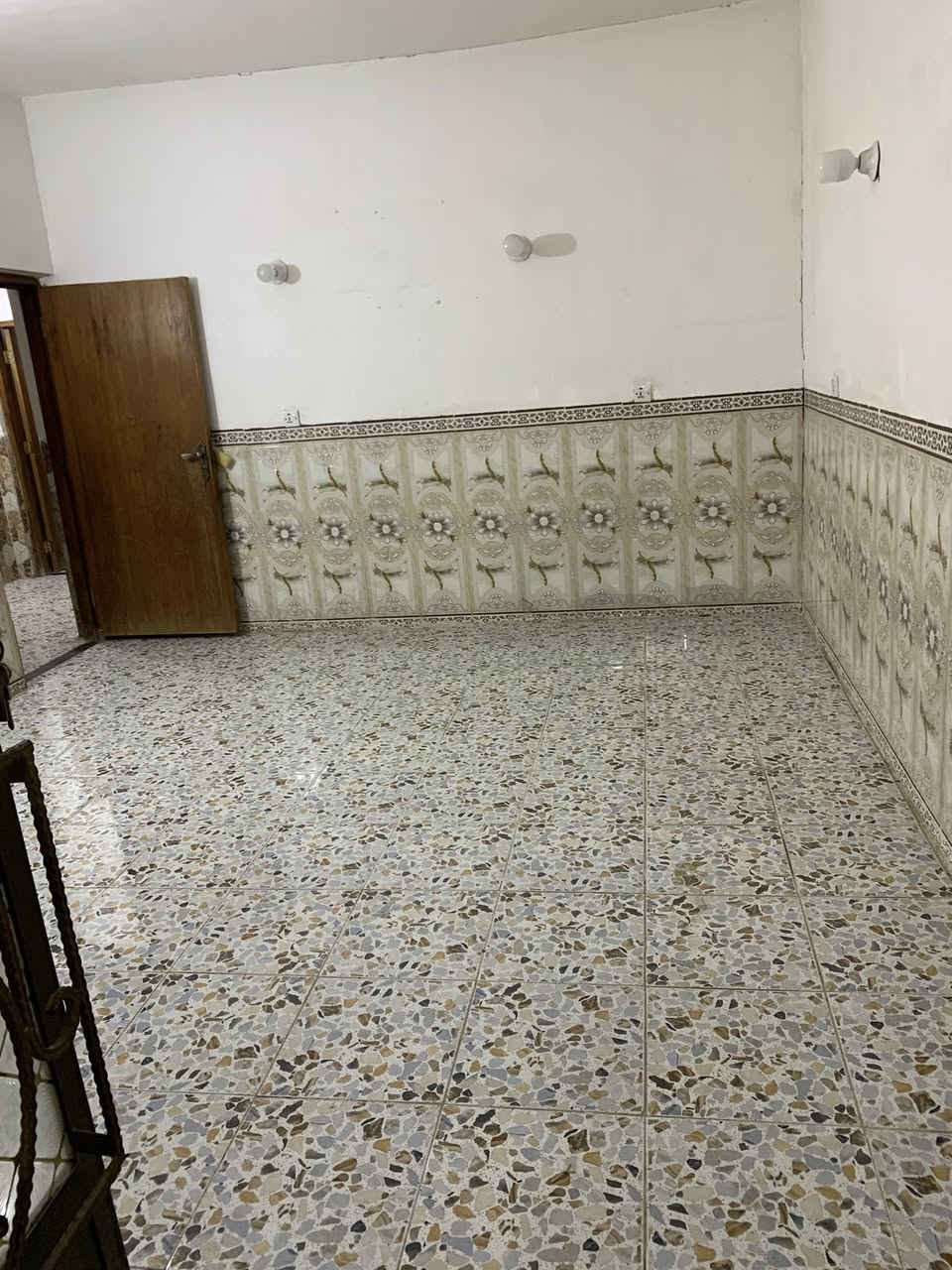 مساء الخير يوجد بيت 125 متر للأيجار طابق واحد درج خارجي يحتوي على طرمه استقبال ومطبخ وغرفه نوم وحده. +حمام قرب مؤسسه علي عذاب الايتام والمسنين للاستفسار اكثر واتساب او اتصال على الرقم التالي ***********
