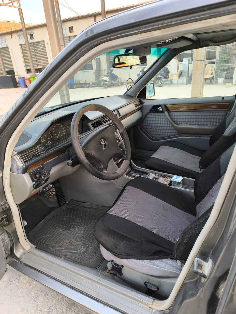 السلام عليكم
مارسدس موديل 87 محدث 91 مكينه 2 ونص VVTI 

لا تنقيص ولا تبخير سيارة جاهزه قواعد دبل بلاد تبريد شغال تخم تاير وباتري جديد سياره مشدود عليها منضومة غاز  60 لتر

سياره جاهزه بدون نواقص فقط فتحه السقف ماتشتغل

رقم اربيل الدولي وكاله او مداور

سعر 60$ وبيه مجال
مكاني الديوانيه
***********
