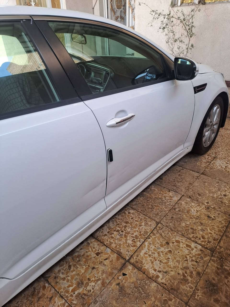 السلام عليكم عندي كيا اوبتيما ٢٠١٥ وارد امريكي حادث بنيد وبارد بالجنطه ماشيه ١٦٥ السعر ١٠٥ وبيه مجال بسيط للجيه رقم ***********
