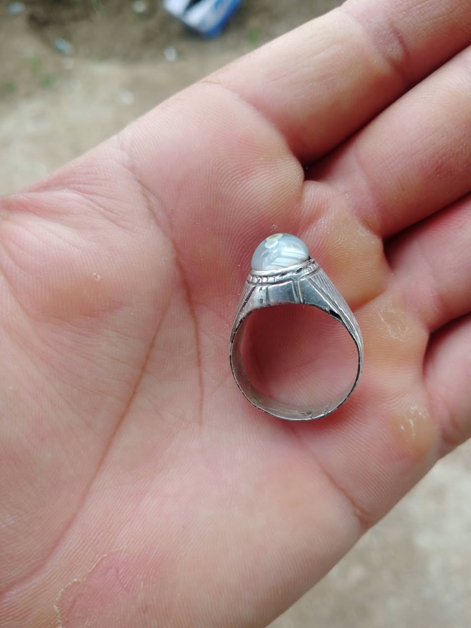 سلام عليكم محبس للبيع 
***********
