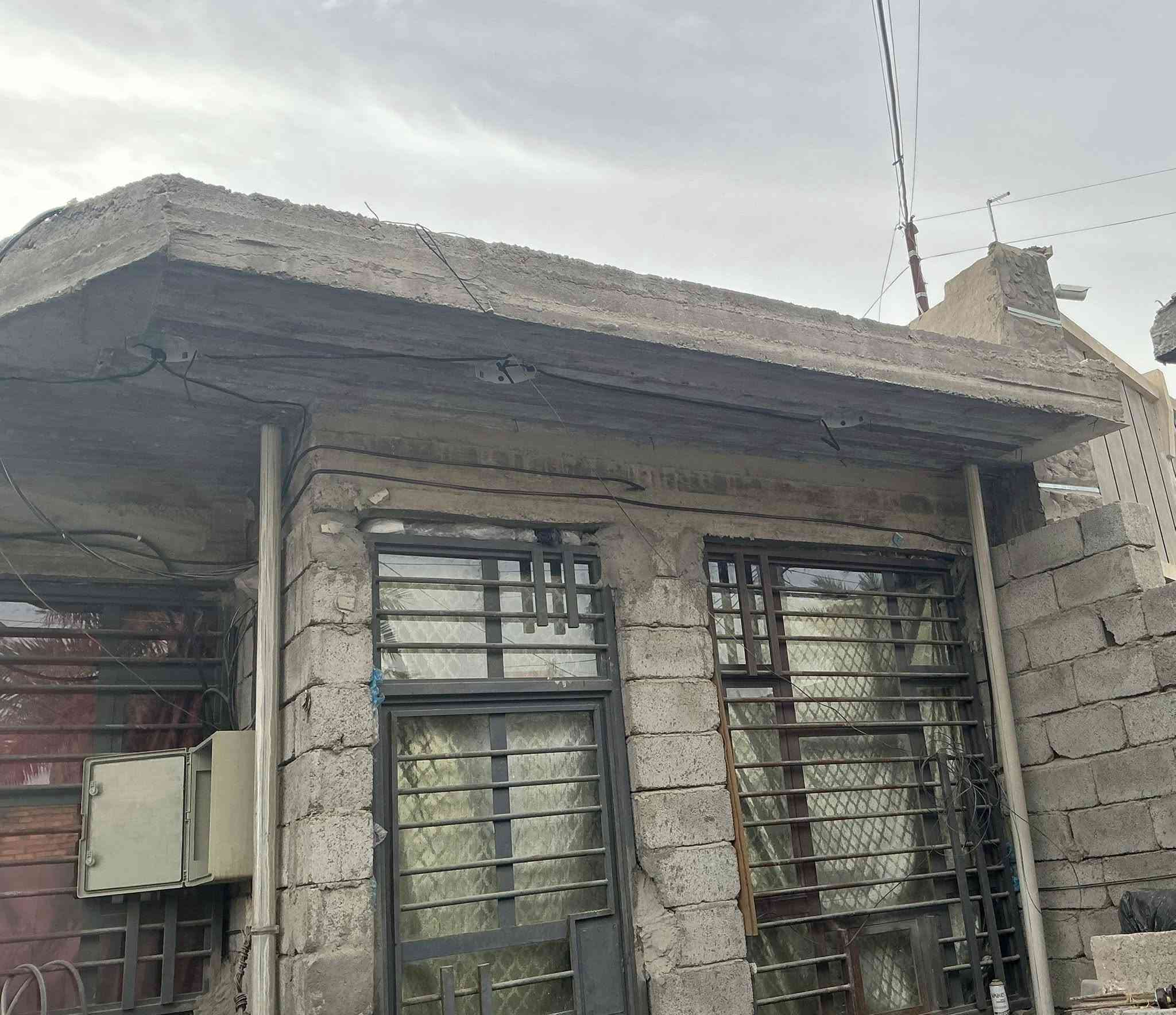 سلام عليكم بيت هيكل للبيع في المدائن قرب جامع سيد علي قريب من الشارع العام متوفره جميع الخدمات مي رساله كهرباء مجاري  وشارع عريض مساحة 125متر وعرض شارع ١٠ تواصل واستفسار خاص او على رقم تلفون ***********
