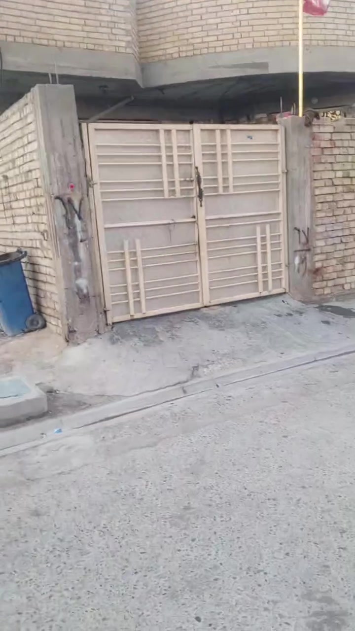بيت للبيع حي دجله خلف المعارض يبعد عن شارع العام ثالث فرع كل الخدمات متوفرة 200متر بناء جديد ***********
