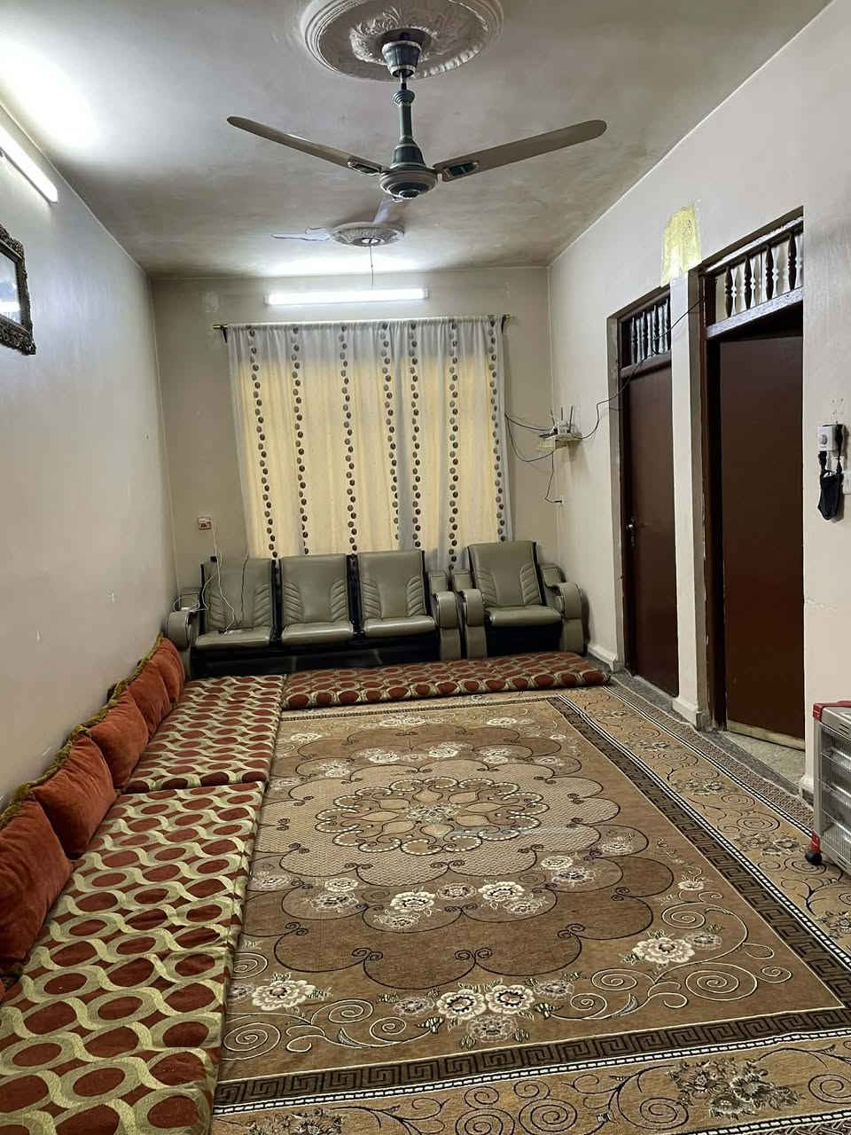 بيت للبيع في كراج الشمال قرب جامع المتقين
المساحه ٢١٠ متر يتكون من غرفتين نوم وهول واستقبال ومطبخ وحمامات 
البيت مرتب احلى من الصور  والمنطقه وكلشي قريب عليك 
تحويل بشرط 
السعر ١٤٥ وبي مجال بسيط 
للاستفسار : *********** 
او مراسلة الصفحه
