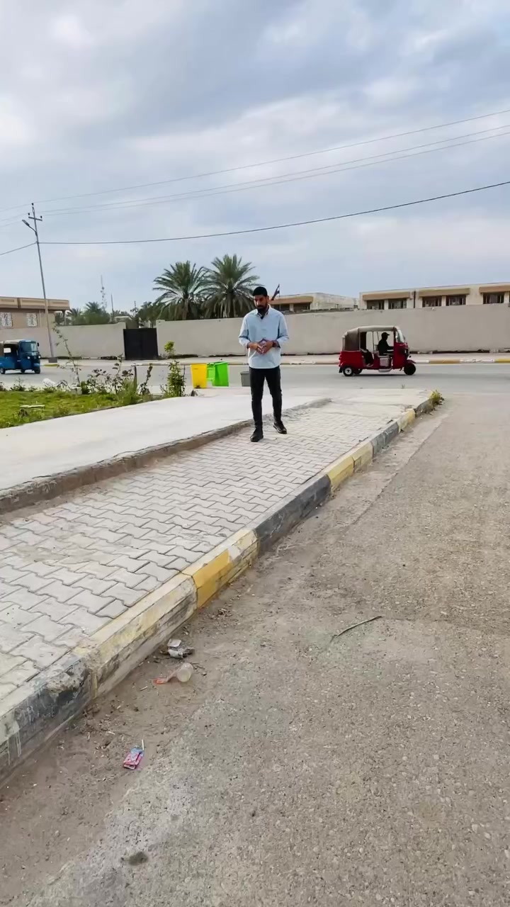 الدار للبيع
الموقع: واسط / النعمانية / حي الصدرين

المساحة: 270 م²
الواجهة: 12.5 م
النزال: 22 م

تفاصيل الدار:

الطابق الأول:
 • طرمة واسعة
 • استقبال
 • صالة
 • مطبخ
 • غرفتا نوم
 • مجمع صحيات داخلي وخارجي

الطابق الثاني:
 • 4 غرف نوم
 • مجمع صحيات

دار مناسبة للسكن العائلي وفي حي هادئ وقريب من الخدمات.

للتواصل والاستفسار:
📞 ***********
