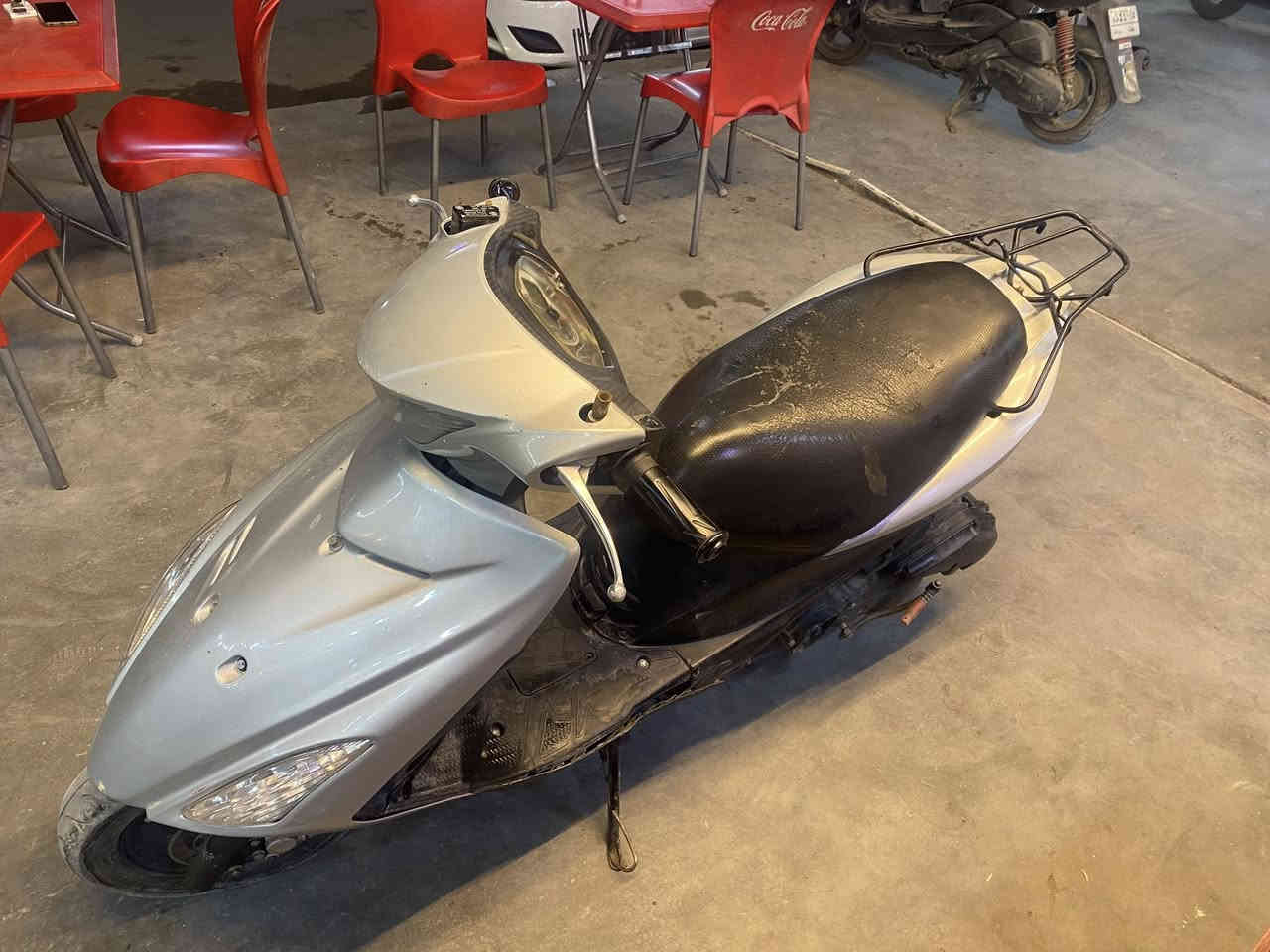 السلام عليكم دراجه ادرز صيني للبيع سعر 350الف وبيها مجال مكينة تحتاج فيلس فقط للاستفسار *********** العنوان بغداد
