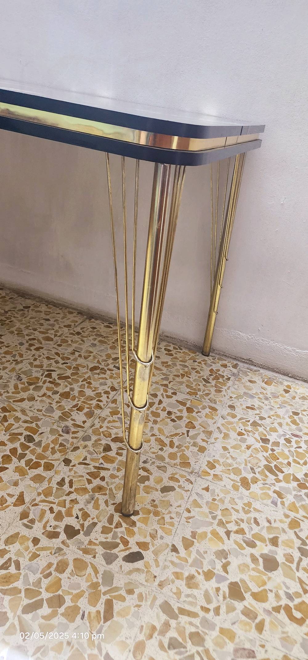ميز طعام شبه جديد متكون من 6 كراسي
وين موقعك/المنطقة بالضبط بالعراق؟ وهل متوفر توصيل لو الاستلام من نفس المكان فقط؟: 
الموصل و الاستلام من نفس المكان 
السعر شكد بالضبط؟ وهل تبيع الطقم كامل لو ممكن الميز وحده أو الكراسي وحدهن، والسعر قابل للتفاوض لو ثابت؟: 
السعر قابل للتفاوض و بيع الطقم كامل