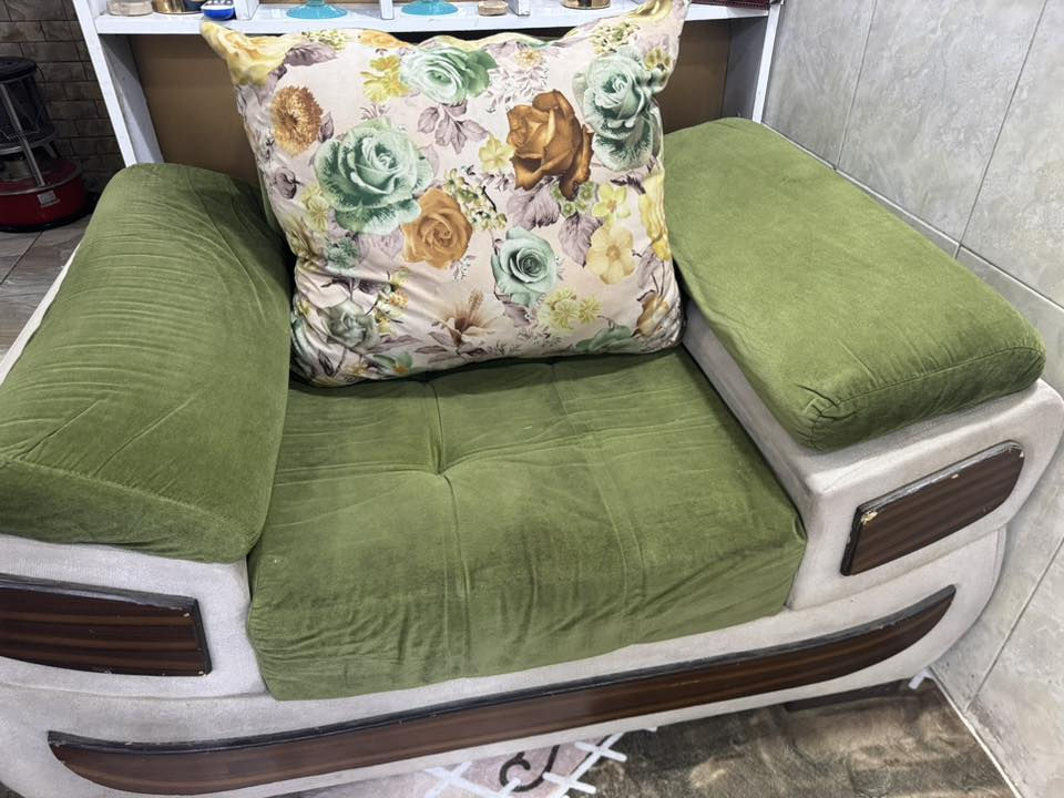 تخم نظيف للبيع ١٠ مقاعد 
السعر ١٥٠ الف العنوان حي الامين نواب الظباط ***********
