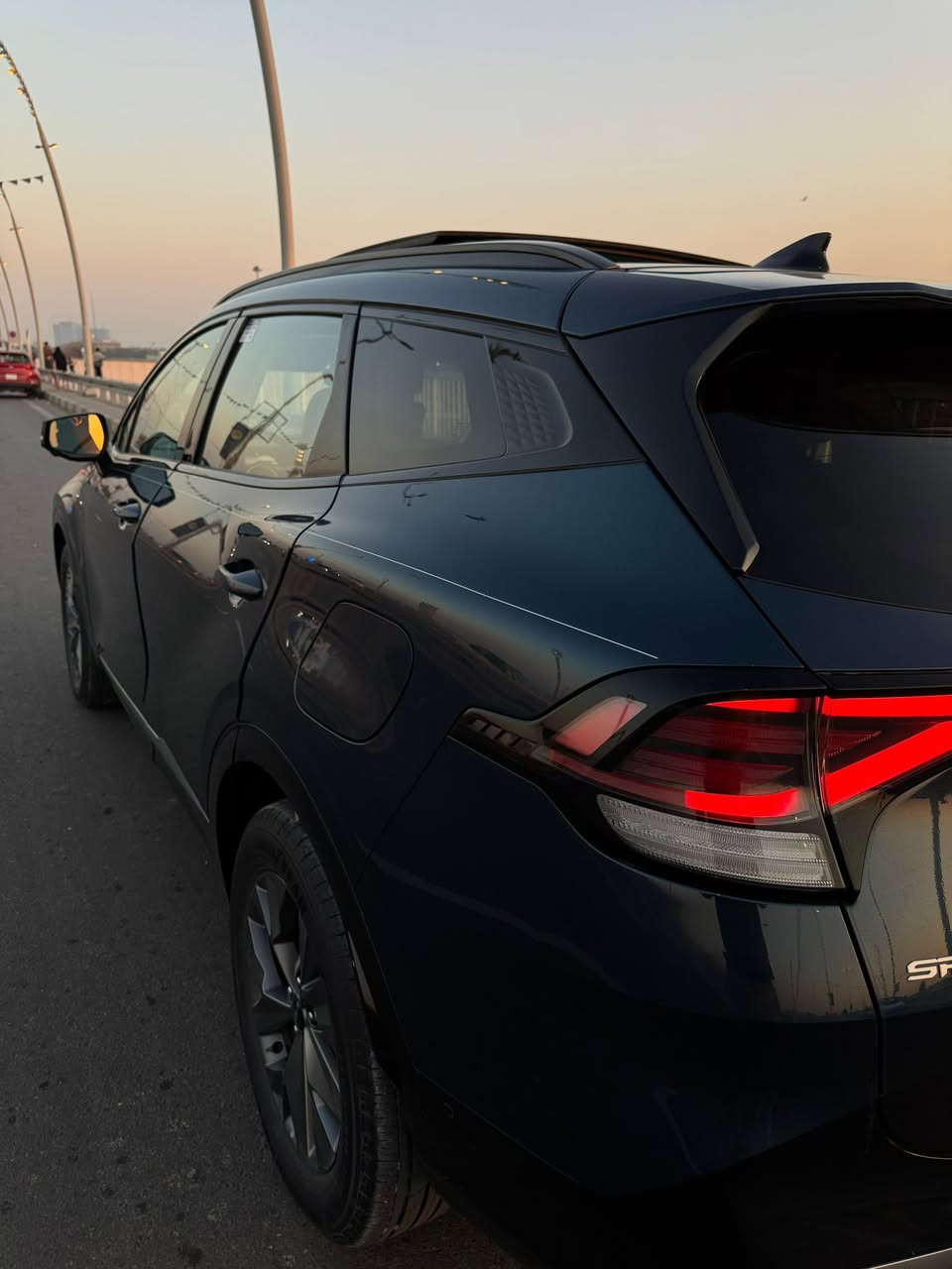 كيا سبورتج SX  2025 بريستيج هايبرد – أعلى فئة (Hybrid SX Prestige)كامل مواصفات لون مميز

وارد امريكي

حادث خفيف جاملغ امامي فقط مبدل بقطعة بلادية نفس اللون  مطابق وكل المعلومات موجودة

صور للحادث مُرفقة بل منشور  

 محرك 1.6 لتر توربو + نظام هجين كهربائي (هايبرد)                              

ناقل حركة 6 سرعات أوتوماتيك مع نظام Shift-by-Wire 

 دفع رباعي AWD قياسي 

بطارية ليثيوم أيون لمساعدة الهايبرد   

استهلاك وقود ممتاز اكثر من 700كم للتفويلة
       

نظام تثبيت سرعة ذكي + Adaptive Cruise Control 

نظام مساعدة تجنب الاصطدام (رادار)الأمامي + تحذير    المشاة  

تشغيل كاميرا امامية تلقائي ￼

 نظام مراقبة النقطة العمياء Blind-Spot Assist ￼

 كاميرا محيطية 360° + حساسات أمامية وخلفية ￼

 نظام الحفاظ على المسار + مراقبة السائق ￼

 نظام فرامل ABS + Hill-Hold + Assist 

شاشة معلومات وترفيه كبيرة + 2 شاشات أمامية 
Apple CarPlay + Android Auto       

 نظام ملاحة مدمج مع شاحن لا سلكي￼

 مكيف هواء أوتوماتيكي مزدوج المناطق 
Sunroof / Moonroofسقف بانورامي￼

 مفتاح ذكي + زر تشغيل مع تقديم وترجع عن بعد  ￼

 نظام صوتي هارمن كاردن  

دشبول كاربون فايبر بلادي

مصابيح LED تلقائية مع تشغيل/إطفاء أوتوماتيكي

 مرايا جانبية مع إشارات LED 

باب خلفي كهربائي Hands-Free 

5 مقاعد فاخرة مريحة جدًا للسائق والركاب

   مقاعد أمامية كهربائية بالكامل مع ذاكرة للسائق (Driver Memory) حفظ وضعيتين للجلوس￼

مقاعد أمامية وخلفية من الجلد مُدفأة ومهواة (Heating & Ventilation) للراحة في الصيف والشتاء.  ￼

 تنظيم دعم القطنية 10-way (السائق) لتحسين وضعية الظهر في الرحلات الطويلة.  ￼

 المقصورة الداخلية بلون أسود أنيق مع لمسات معدنية ولمسات Piano Black 

عجلة قيادة جلدية مدفأة مع أزرار تحكم ذكية للميديا والرحلات مع هزاز للتحذير 

 ￼زر تشغيل ذكي + دخول بدون مفتاح (Keyless Entry/Start).  ￼مساحات تخزين متعددة: في الأبواب، تحت الذراع، حاملات أكواب، ومساحة تخزين كبيرة.  ￼

صندوق حفظ نظارات + مخارج USB/12V متعددة في الأمام والخلف.  ￼

مرايا مكبرة مع إضاءة للراكب والسائق على الستائر الواقية.  

اربع وضعيات للقيادة ايكو سبورت سمارت سنو

لمعرفة السعر أتصل  ***********
