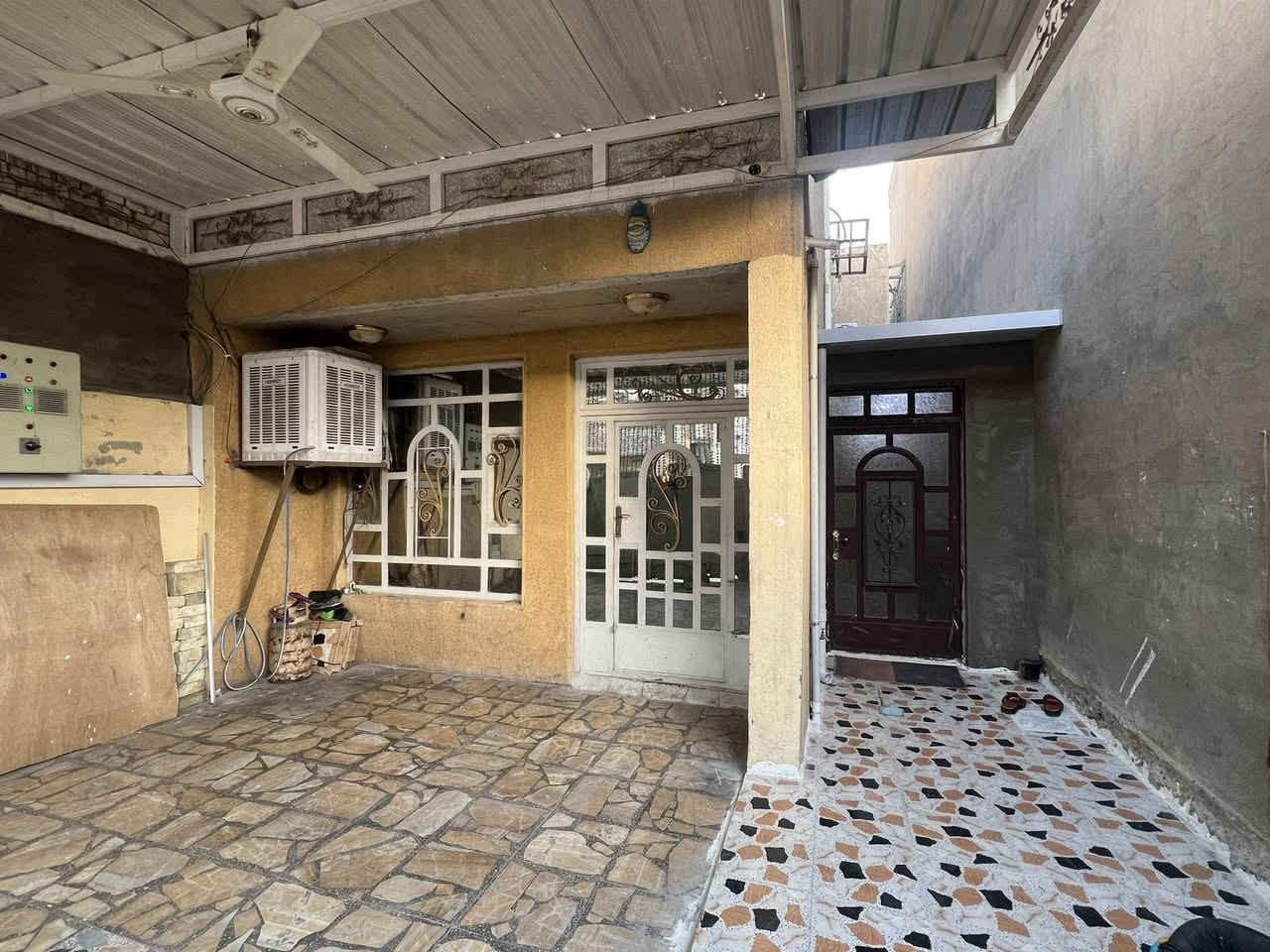 السل عليكم بيت لبيع المساحه 153 متر الواجهه 6 وربع النزل 25 متر يحتوي البيت على 5 غرف نوم وصحيات 2 ومطبخ 2  
موقع البيت بغداد الجديده قرب جامع عرفات 
الاستفسار ***********
