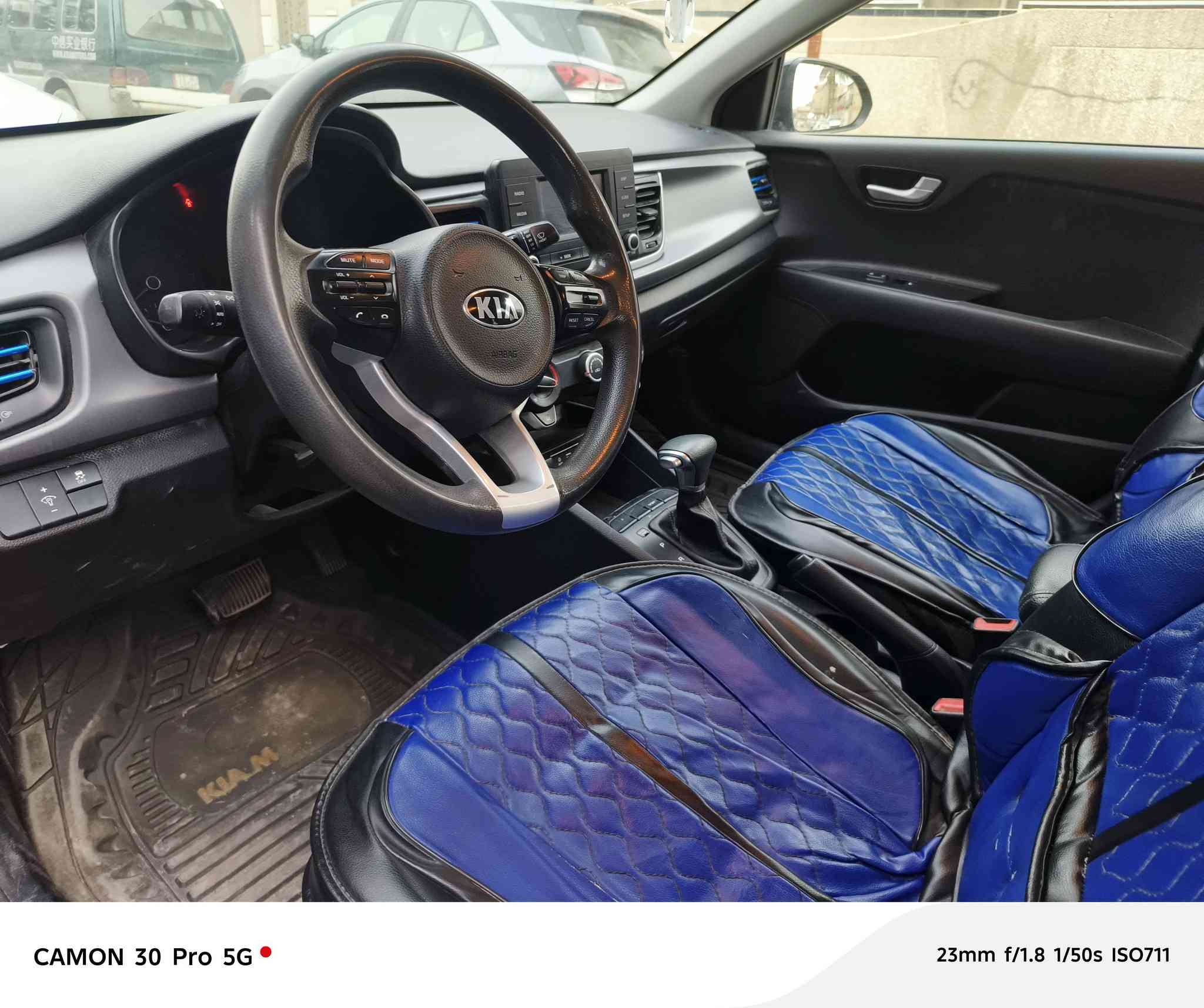 السلام عليكم
كيا ريو 2018 محرك 1600 السيارة جاهزة من كل شي داخل نظيف وبيها جراد في بعض الأماكن حادثها بسيط موضحة بالصور الحادث  موجودة في مدينة الحرية / الدولعي السعر 103 وبيها مجال بسيط للاتصال بالرقم ***********
