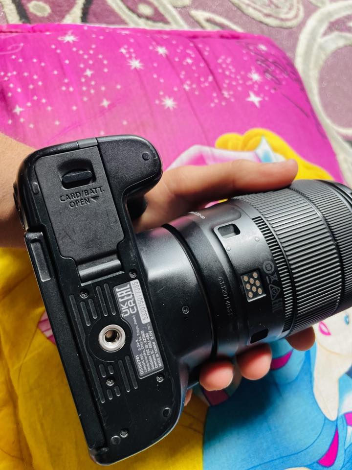 سلام عليكم ورحمة الله كامره كانون 250 D كامره نضيفه كلش مواصفاته معروفه شاشه لمس تدعم الاتصال بل واي فاي وباوتوث ايضاً وياها شاحنتها فقط السعر 650 بيها مجال رقمي بي واتساب ***********
