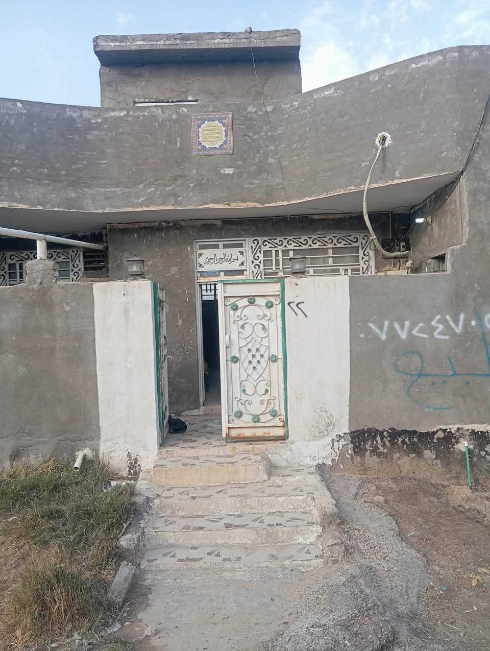 بيت مساحه 100 متر واجهه 10 نزال 10 مطبخ 4+3 صاله 6+5 غرفه 5+4 حمام داخلي وصحيات خارجي 3+4 العنوان شارع 80 خلف مول نون البيت كونكريت مسلح عالي عن الشارع 
للاستفسار *********** السعر 62
