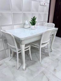 ميز خشب • كراسي بلاستك • كربلاء