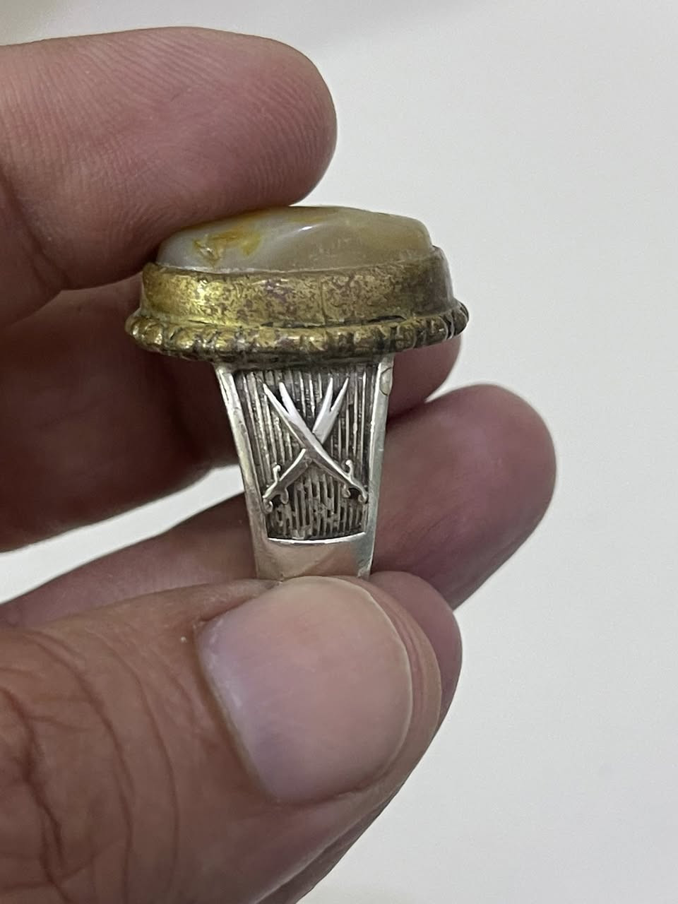 سلام عليكم شباب 
محبس يماني اصفر حجره قديمه صياغه يدويه الداير نحاس وعضدً فضه عراقيه سعره 40 الف مكاني بغداد قريب عله كراج نهضه لاء يوجد توصيل


**إذا كنت صاحب هذا الإعلان وتريد حذفه لأي سبب، رجاءا أرسل رسالة إلى الدعم الفني**