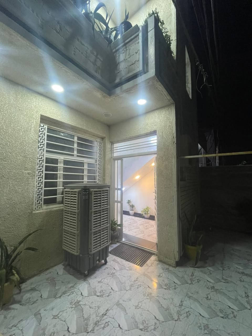 السلام عليكم بيت للايجار بشهداء ابو دشير بناء حديث وبيت ركن مقابيل المنتزهه للاستفسار ***********
