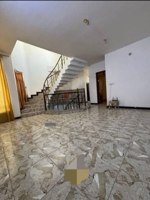 ‏بيت للبيع في حي الجمهورية خلف الكماليات‏ يحتوي على أربع غرف نوم غرفة في الطابق الأرضي وثلاث غرف الطابق الثاني وواحدة من الغرف سويت ‏أرضية البيت كاشي مرمر ودرج كرانيت 
‏مساحة البيت في السند 187ونص
‏واقع حال 200 متر ‏نزال 
 البيت 25 متر واجه 8متر وعرض الشارع 15متر السعر (250) مليون وقابل التفاوض
 *********** واتساب 
 *********** كورك@إشارة
