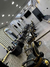 المحل بحاجه الى حلاق ماهر محل شغال وخير من الله مكان حي العدل شارع الا...