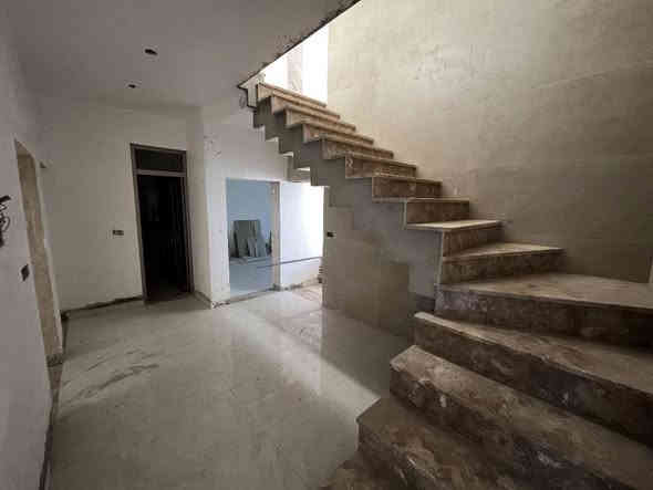 🔱 دار تجاري حديث ( زيرو ) للإيجار في منطقة الكرادة 🔱

الموقع📍 : الكرادة داخل - قرب تقاطع سبع قصور

⭕ المساحة : 250 م

⭕ الواجهة : 12,5 م

⭕ المشيدات : ثلاث طوابق

🏡 التقسيم الداخلي :
🔺 الطابق الأرضي : صالة - مطبخ حار و بارد - غرف عدد ٣ ( ٢ منهم سويت ) - حمام
🔺 الطابق الأول : غرف نوم عدد ٥ ( ٢ سويت ) - بلكونة عدد ٢
🔺 الطابق الثاني : بيتونة - سطح

🔥 مميزات إضافية : 
🔺كراج  
🔺يقع بين الكرادة داخل و الكرادة خارج

⭕ طريقة الدفع : سنويًا

⭕ السعر الإيجار : عند الإتصال او حضورياً 📞

⭕ للإستفسار : ( الواتساب متاح ) 📱
*********** 

⚠️” تحذير : هذا العرض قد يختفي قبل أن تقرر !“

🟢 نستقبل عروض البيع ، الشراء ، الإستبدال ، إدارة الأملاك ، و الإيجارات بأنواعها ( سكني ، تجاري ، خدمي ) 🟢

عنوان المكتب📍: بغداد - الكرادة داخل - قرب مطعم الصبايا - فرع مدرسة لبنان ( موقعنا مثبّت على Waze , Google maps ) 

#البارق_للعقار
بغداد بغداد
