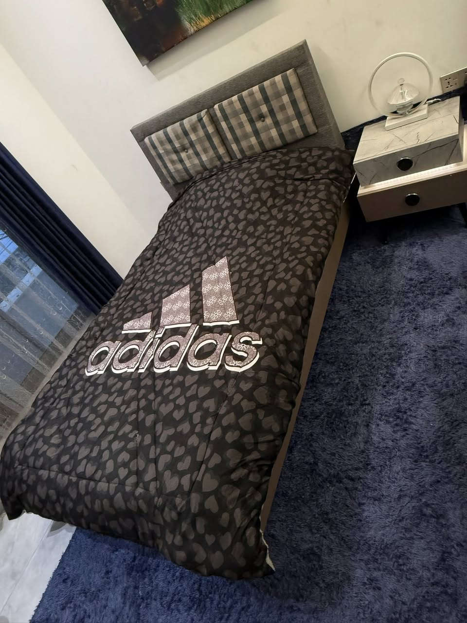 السلام عليكم ♥️
غرفة تُركية نضيفة جداً للبيع 🇹🇷.
الغرفة نفر ونص مو نفرين‼️
7 قطع ولا شخطة بيهن 
سرير نفر ونص 
كنتور سلايت كبير
ميز للدراسة و رف مُعلق
مكتبة للتحفيات وتحتوي على خانة كبيرة ومجرات عدد ثنين
ميز تواليت ومرايه خاصة بي
كومدي تيبلام الى جانب السرير 
القطع جداً نضيفة واستعمال شخصي تجي بعينك وتشوف
للتنويه …
ميز التواليت يحتوي على انارة داخلية خاصة بي
وكذلك الكومدي بداخله اناره خاصة 
كما موضح ب الصور ✨
الغرفة من Home senter هوم سنتر الي صاير ب العرصات والكل يدري القطع مالته تخبل ودرجة اولى
ب هوم سنتر اربع قطع جانت معروضه ب مليون وثلاثئمة وخمسين دينار بدون الاضافات ‼️
 ومع الاضافات (مليون و850 ) ‼️
عارضه للبيع الـ7 قطع كلهن ب 650 ألف دينار !
وبيها مجال بسيط جداً حك جية
بيع مال استعجال وتفوتك وفول نضافة عينك وتشوف.
الموقع بغداد - الكرادة داخل
للتواصل واتس ***********📞📱.
