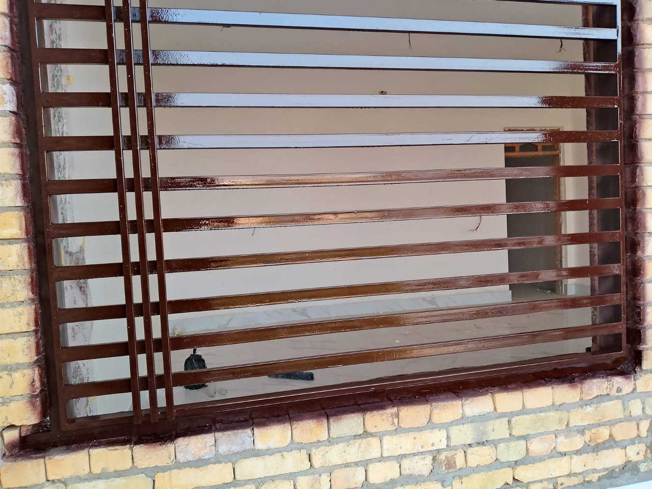 السلام عليكم انا صباغ وهذا شغلي اللي عنده شبابيك تنظيف وصبغ يتصل على هذا الرقم ***********
