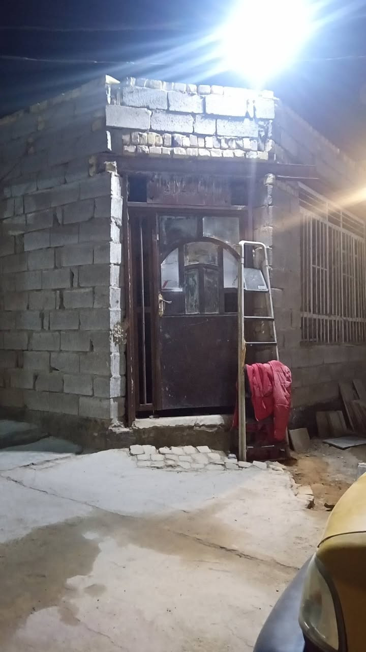 السلام عليكم
بيع مستعجل 
بيت طابو زراعي سند 25 مشمول بالتطويب 
المساحه 280 بناء 160 رباط كونكريت مسلح ارتفاع فوك الرباط خمسه سوف طابوك صبه 10 سانتيم 
موقع البيت خلف شقق الزيتون خدمات ماء كهرباء اناره ليليه بناء بلوك العفلوكي يحتوي ع غرف نوم عدد 2 كبار صالحه كبيره مطبخ صحيات براني نقص سقف ونقص ارظيه اي استفسار اتصل ***********
