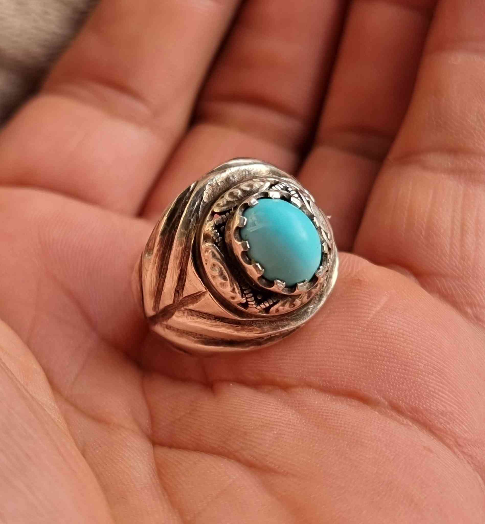 لبه نيشابوري اصلي بصياغه يدويه ثقيله المبدع الصائغ وليد خالد للبيع مكاني بغداد يوجد توصيل إلى جميع المحافظات للبيع فقط فقط أحبتي الغوالي ما اراوس بس ابيع 
***********
