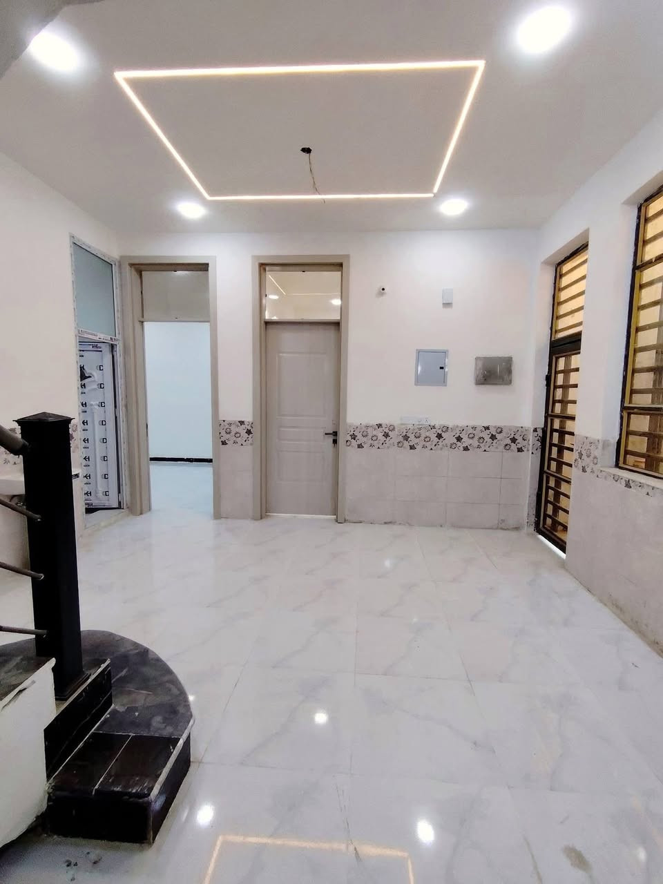 دار للبيع

📍 الموقع: حلة - حي الزيتون  
📐 المساحة: 100 متر  
📄 السند: 25  
🏠 عدد الطوابق: طابقين  
📏 الواجهة: 10 متر  
📏 النزال: 10 متر  

تفاصيل الدار:  
🔹 الطابق الأول: غرفة نوم، مطبخ، كليدور، مجمع صحيات  
🔹 الطابق الثاني: غرفتان، كليدور، مجمع صحيات  

📞 للاستفسار والاتصال:  
***********

#دار_للبيع #حلة #حي_الزيتون #عقار #بيت_للبيع
