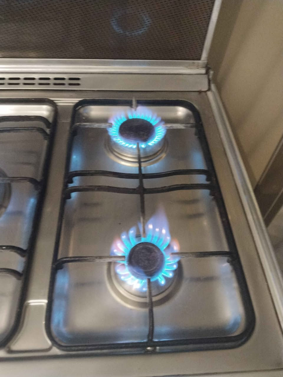 ثلاجه هيتاشي نضافه فول 4ابواب
طباخ كريازي مصري 
غساله صحون نوع شونك
درور مجرات من شركة ايتاكا 
لوحات قديمه 
حاسبات نقص بس شاحن 
*********** بغداد, العراق
