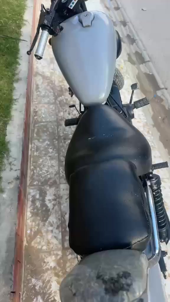 اسلام عليكم
Yamaha Veragon 250cc
موديل 2000
شلعه ومعدل خير من الله 
كهربائيات شغاله مابيها اي نقص 
مسويلها ادامه عامه للمكينه
تايرات جدد دبلات خير من الله
دسكات كامله مكمله الدراجه 
معدلها 120_100حقيقي
السعر   (   مليون  )    وبيها مجال للطيبين 
عنواني بغداد الشعله
للتواصل ***********
