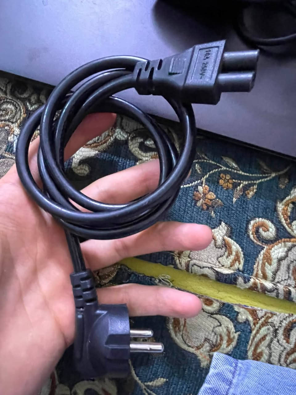 السلام عليكم لابتوب للبيع الموصفات :
* الموديل: Dell Latitude 5400

* المعالج: Intel Core i5 الجيل الثامن

* كرت الشاشة: Intel UHD Graphics 620

* شاشة: 14 بوصة

* لوحة مفاتيح: عربي / إنجليزي

*الرام 8جيجابايت

* التخزينSSD بسعه 256 جيجابايت 

* الجهاز مناسب للدراسة، العمل

**الجهاز كامل مابي اي ضرر مع جنطه وشاحنه وقطعه توصيل مال شاحنه الاصليه 

~~السعر 280 وبيه مجال للتواصل على الواتساب الرقم 

***********
