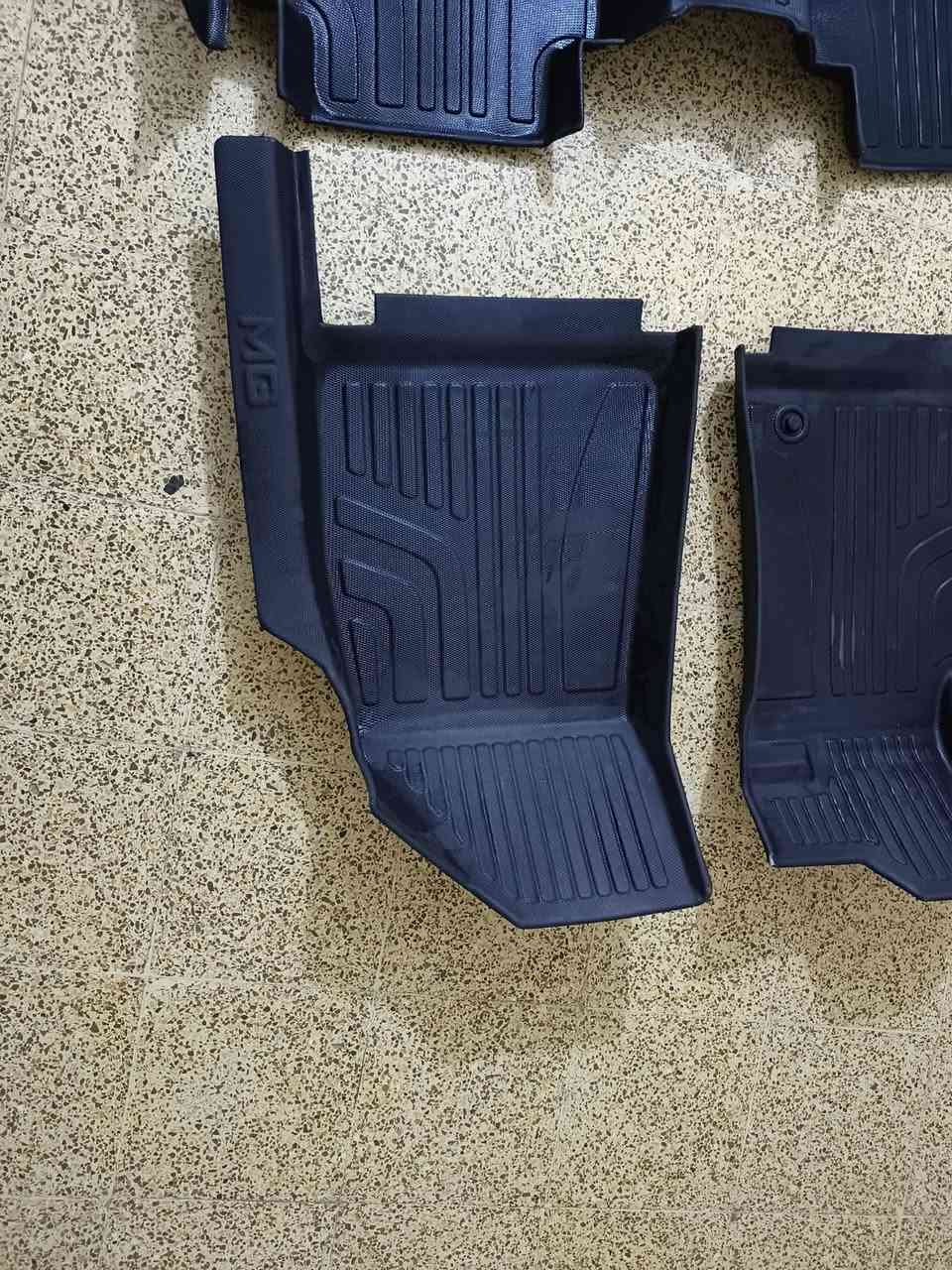 أرضيات MG GT أم الدوسه وشعار MG ***********العنوان بغداد السعر 65 ألف
