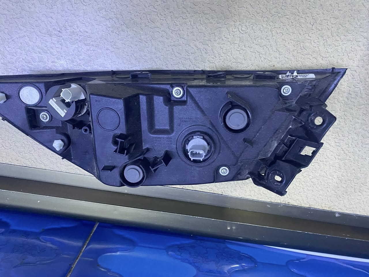 سلام عليكم للبيع  لايت الي من جهت السايق نضيف كلش مابيه اي شخط مثل الي بصوره سعره 350$
مسطره مضرره  تحتاج بس جامه١٤٥الف 
بك لايتات ثنين هم بس جامه كله شغال سعرهن ١٥٠الف  
بندي كدامك الضرر ١٧٥ الف 
جنطه١٥٠
دعاميه خلفيه ويه ذفيوزر١٧٥ 
كير كايم ميكانيكي كهربائي شغال 400$ 
لايات عكس السايق متفلش من الاخارج 
علماً غراض. السياره موديل ٢٠٢٥  سمنتي سبورت هوندا اكورد 

 ***********
