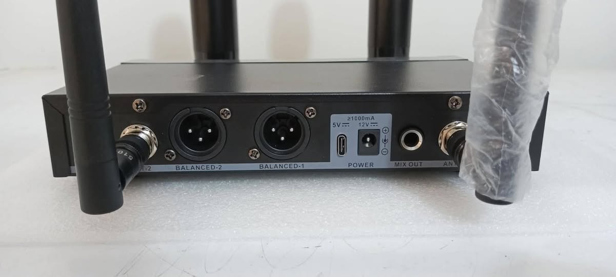 تابع الفيديو السلام عليكم ورحمة الله وبركاتة خدام الحسين مايكات لاسلكي دبل يده جديد بكارتونته وجيسه شرط صوت ونقاوه ودفع كلش راقي بمعنى الكلمه بي ميزه جداً راقيه مانع الصفير تابع الفيديو اي استفسار هذه رقمي ***********5 اخوكم وخادمكم ملا عصام الكربلائي
