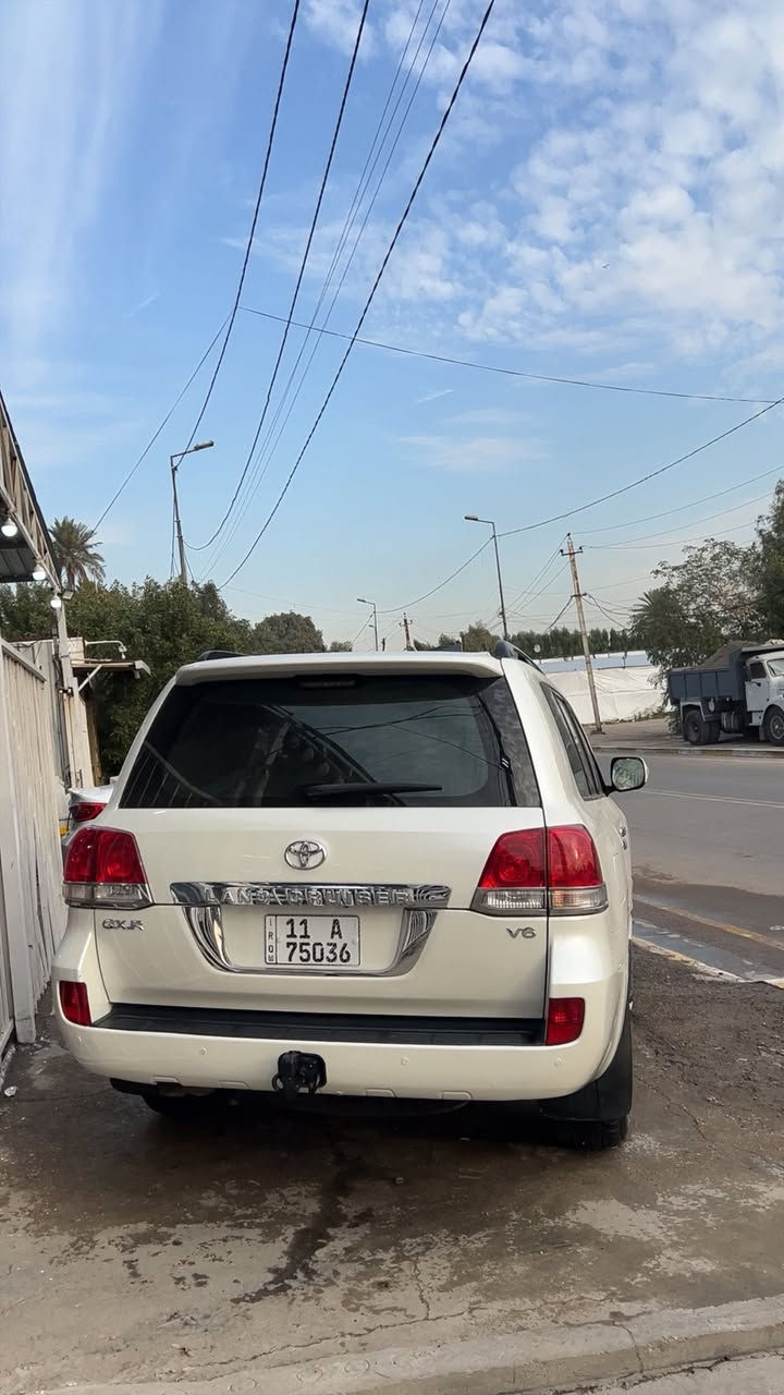 سياره لانكروز موديل 10 سياره بدون صبغ فول ماشيه ١٨٠  السعر 3دفاتر و13 ورقه وبيها مجال تصال على هاذ الرقم ***********
