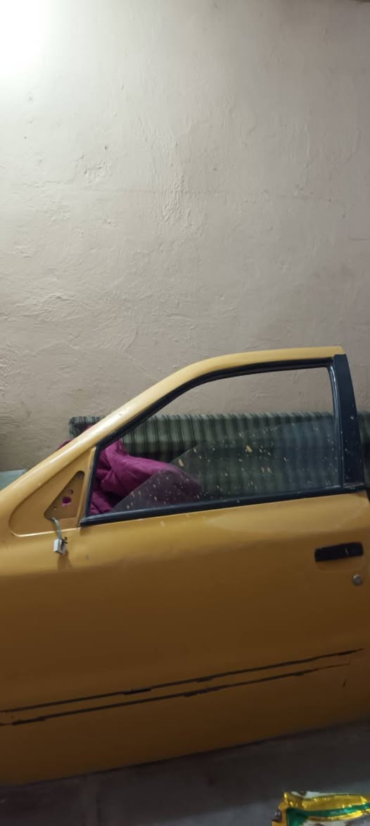 سلام عليكم متوفر باب سمند بلادي بدون صبغ فقط رصعه بسيطه جوه مكان التريشه باب جاهز جامه وميكنه جام ويدات وكيلون وضفيره الباب اليريده يتصل واني خادم ***********
