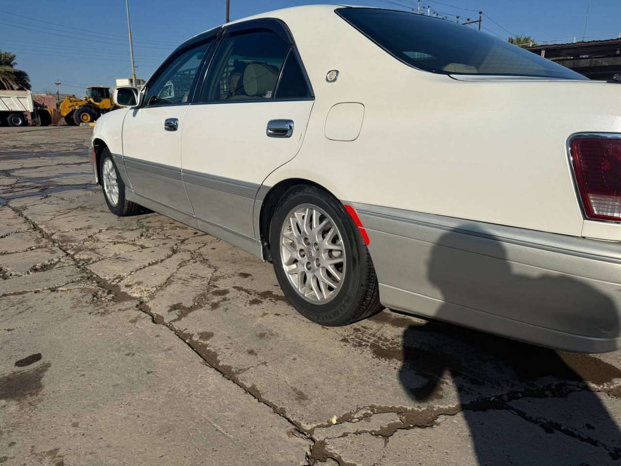 ملكه للبيع السياره بديها حلو مابيها ضربه تخم تاير جديد  باتري جديد داخله كُلش حلو صدرها نضيف
السعر 38 وبيها مجال 
السياره متوفره بغداد
رقم الهاتف ***********
