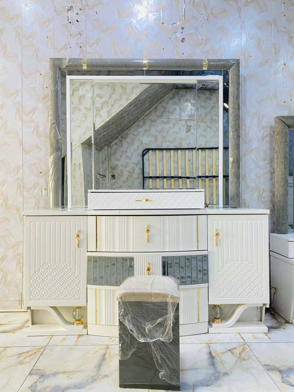 غرفه نوم تركي 10 قطع 
موديل حديث استخدام قليل 
 برغي وجوي حديد شازلون مخزن سرير مخزن جكات اناره شغاله جام برونزي قماش وتر بروف سكك هايدروليك خشب ثقيل صبغ حراري 
سعر مليون و 600  
التوصيل والشد داخل بغداد مجاناً
يوجد توصيل محافظات بكروة
للحجز والاستفسار خاص او واتساب
***********
