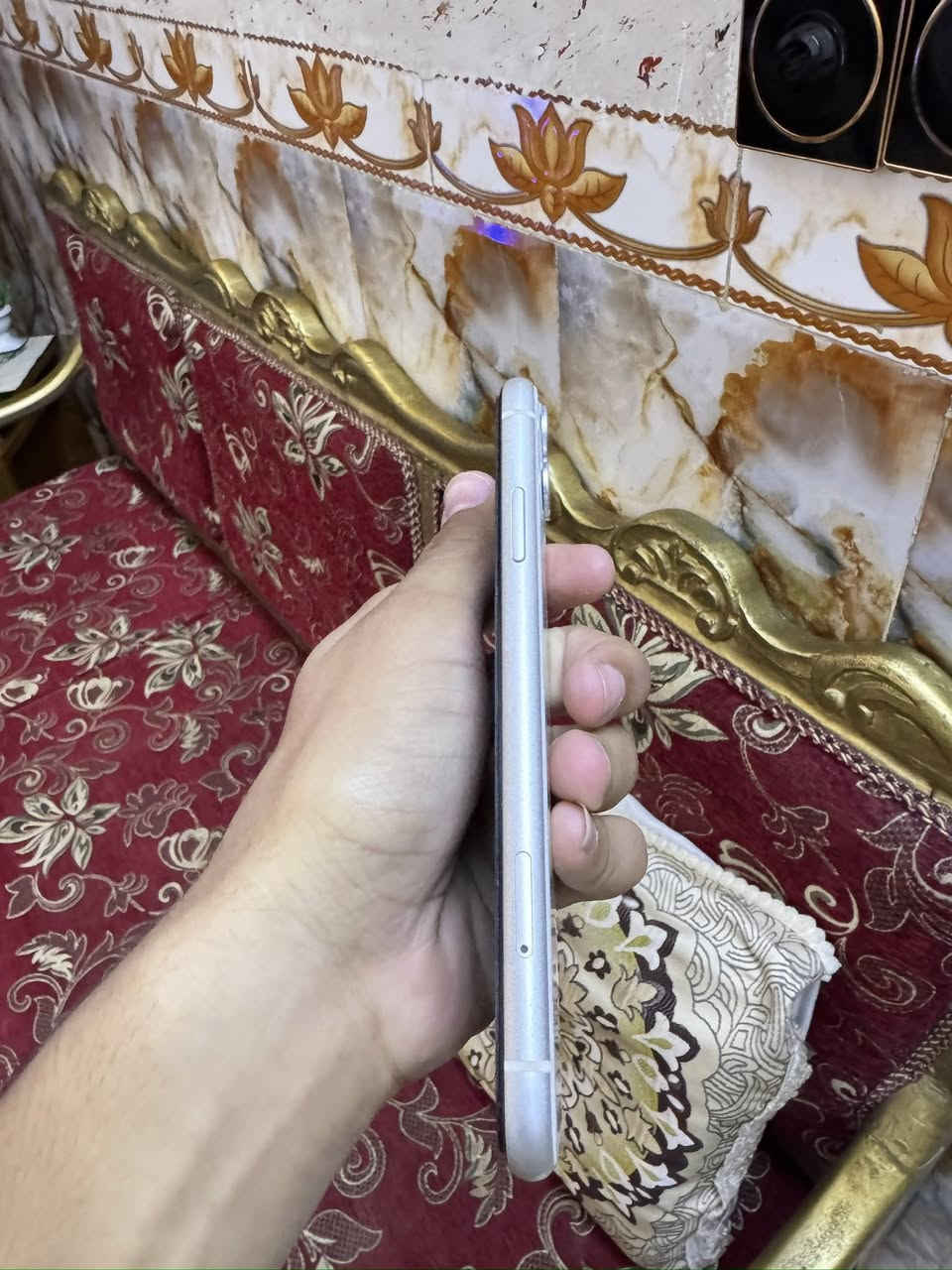 السلام عليكم ايفون 11 عادي  ذاكره 128 بطاريه 70 تلفون جديد لا زلغ بي ولا شخط وصوره موجوده كدامكم سعره 250  موجود خاص رقم ***********
