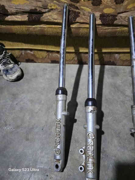 ويل للبيع وكشن ودبلات امامي ٥ كير سونك بيهم عواج بسيط كلش يتعدل يم ابو تورنه  سعر زوج دبلات ١٠ الف ويل ٢٠ الف كامل تاير و جوب ودشلي وكشن نامي ١٥ الف  سيبايه ٨ الف كل اسعار بيهم مجال بسيط. رقمي ***********. مكاني خانقين محطه
