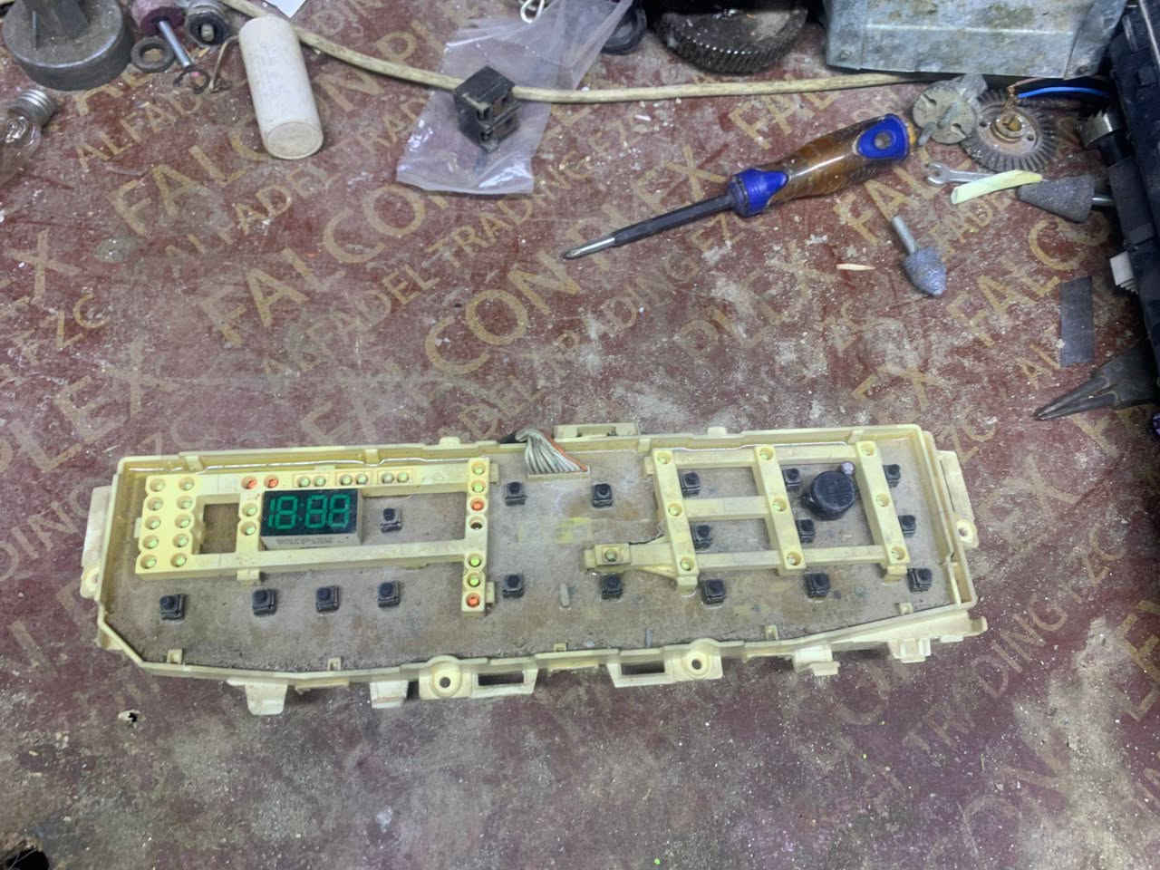 سلام عليكم توفر كروت شرط الشغل وبدون تصليح شرط 
سامسونك كارت دشبول خلفي+امامي
الحافض كارت دشبول خلفي+امامي 
الجي انفيرتر 
ميديا+دنكا+هايسنز 
عنواني الغزاليه موجود توصيل ***********
