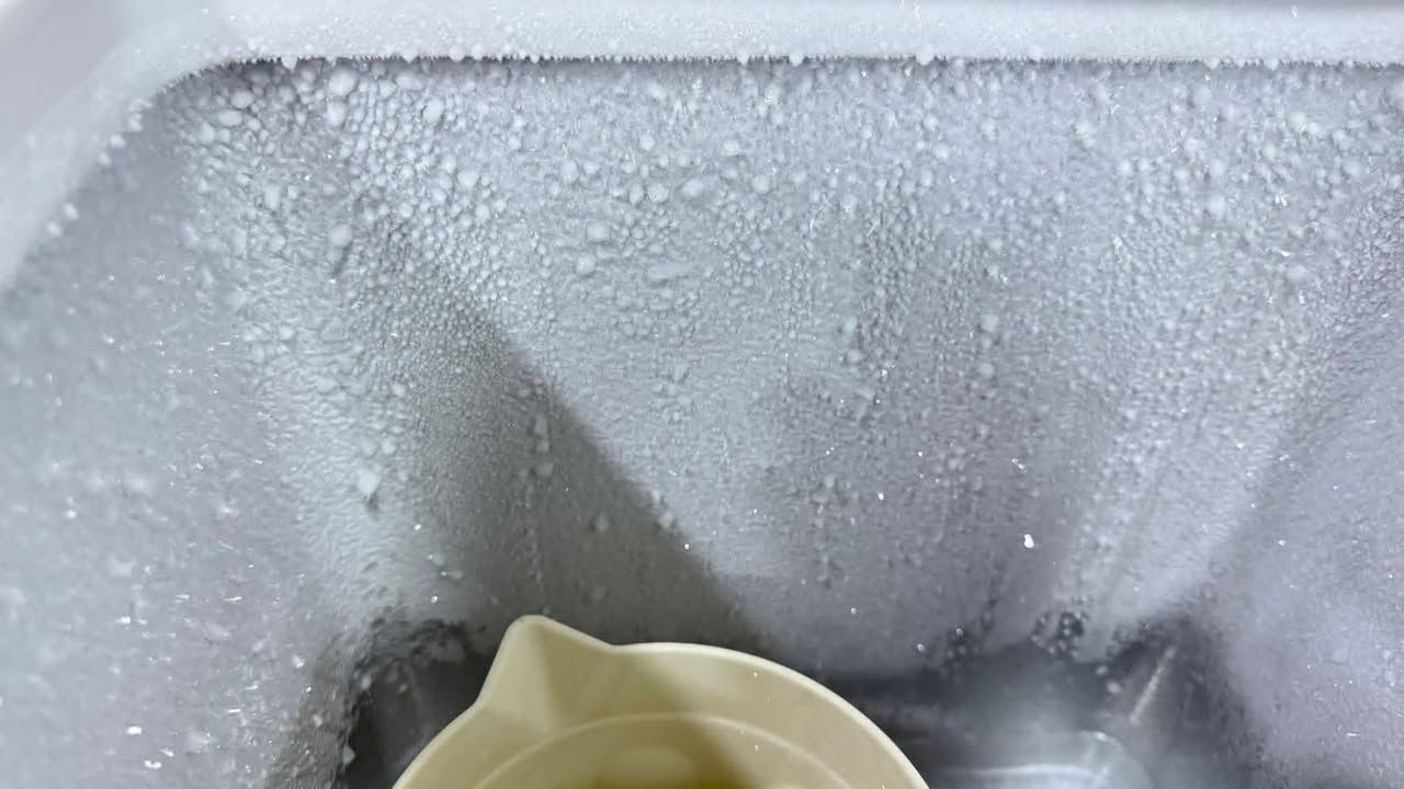 ثلاجه ومجمده بنفس الوقت شركة البيكول اصليه تشتغل عل جداحة سياره 12 v وعل كهرباء حجم 40 لتر تحتوي على صندوقين تجميد او تبريد واحد منهم تريد تخليه مال مشروبات وتحتوي على تايرات وسلايت عصا تصل درجة تجميد سالب -20  كومبريسر غاز شرط تجميد يوجد توصيل بي واتساب ***********
