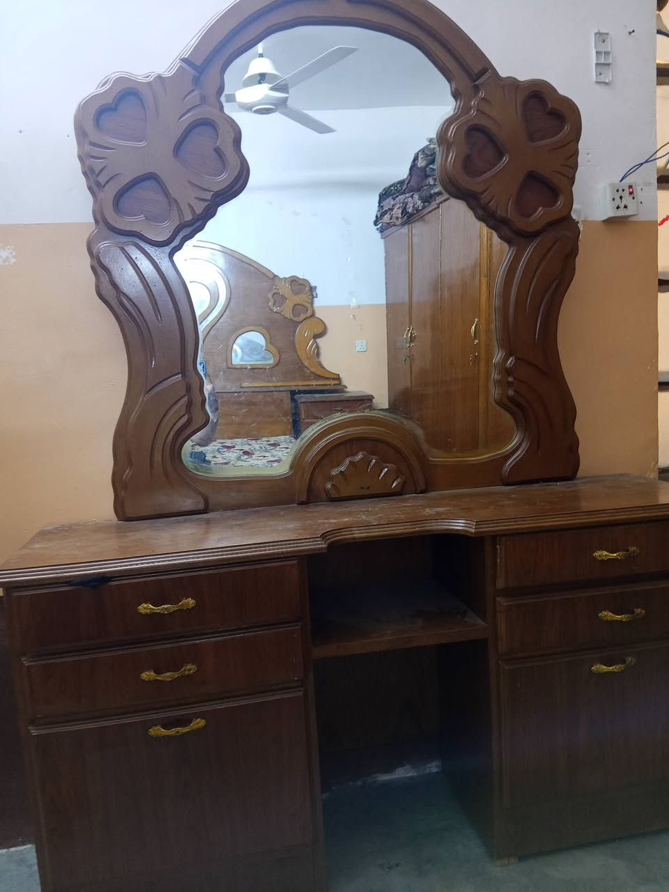 السلام عليكم 
***********
  سعره بالكامل 700الف بيها مجال اهواي للطيبين
