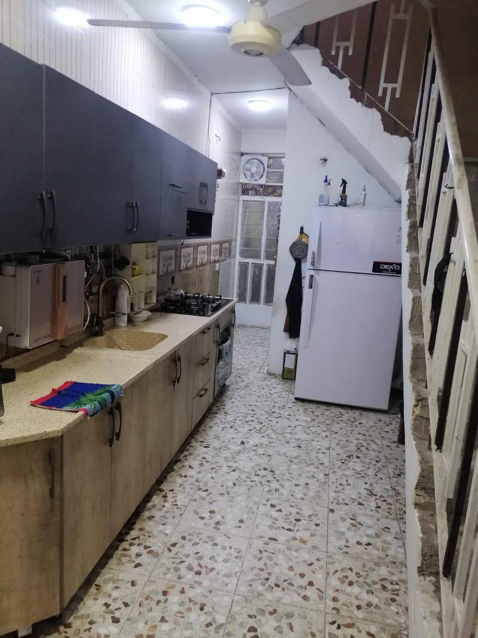 بيت مساحه ١٢٠ متر زعفرانيه نهايه شارع معهد حنيبت مقابل أسواق تفاحه واجهه ٧ سعر ٧٥ وبي مجال للشراي***********
